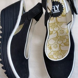 NWOT Fly London Black & White sandals